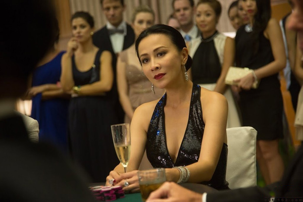 刘嘉玲周润发水中激吻 隔20年再演情侣紧张