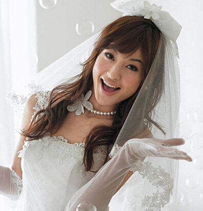 日本名模西山茉希遭家暴 被拖撞路边护栏