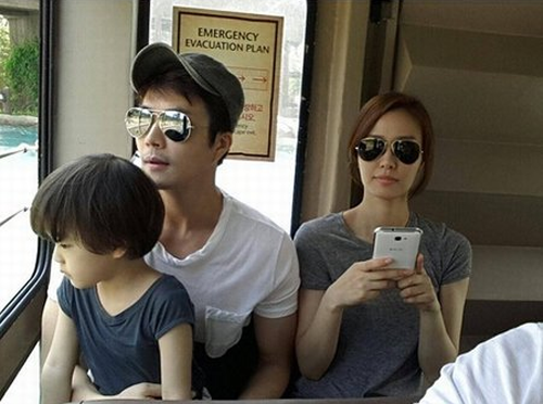 权相佑夫妇喜得千金 晒和女儿牵手照