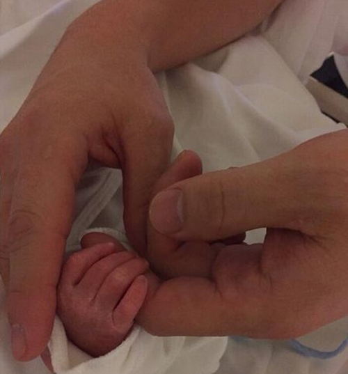 权相佑夫妇喜得千金 晒和女儿牵手照