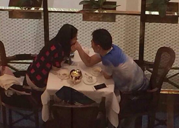 曝刘强东接受采访时称奶茶妹妹为“太太”