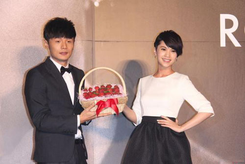 李荣浩杨丞琳恋情疑曝光 线上线下互动暧昧