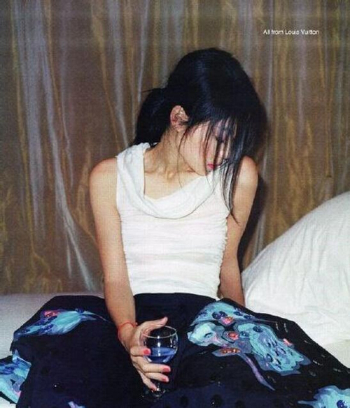 王菲2001年写真旧照曝光 造型前卫神情慵懒