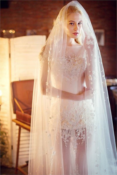 肩宽新娘婚纱礼服挑选技巧 存托出曲线身材