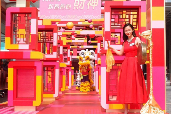 Angelababy出席活动遭强吻 喜气红裙迎新年