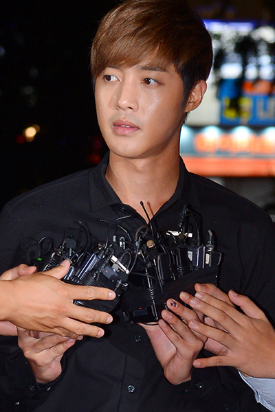 金贤重前女友公开怀孕证明 家暴案后同游