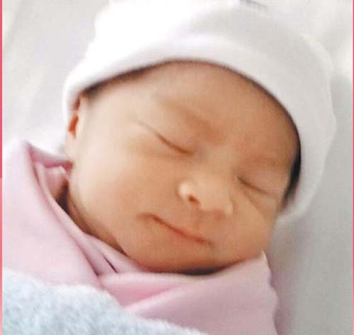 梁咏琪诞下首胎混血“羊”宝宝 夫妻两人喜极而泣