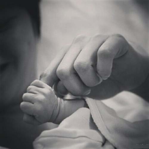 梁咏琪诞下首胎混血“羊”宝宝 夫妻两人喜极而泣