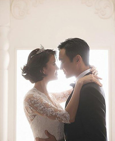 张智霖袁咏仪重拍婚纱照 同行24年仍恩爱如初