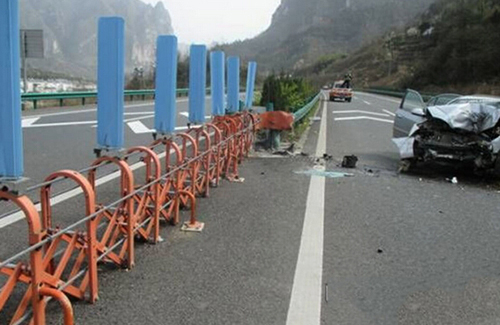 歌手谭赟与新婚妻子发生车祸 其妻已有身孕