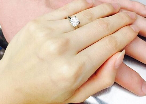 J女郎江语晨嫁外籍男友 甜蜜晒超大钻戒