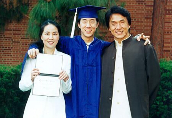 成龙自认是一个失败的父亲 家产全留给儿子