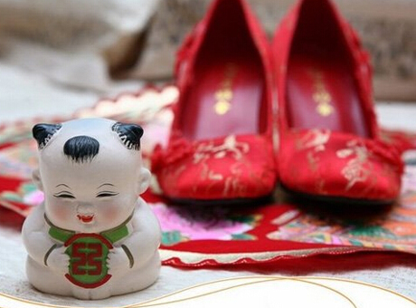 解析中国传统婚俗中的婚鞋文化：一双红鞋穿到死