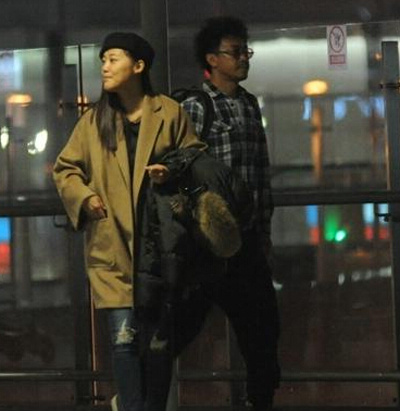 王学兵抱萌娃与第三任妻亮相 机场大秀恩爱