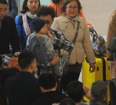 王学兵抱萌娃与第三任妻亮相 机场大秀恩爱