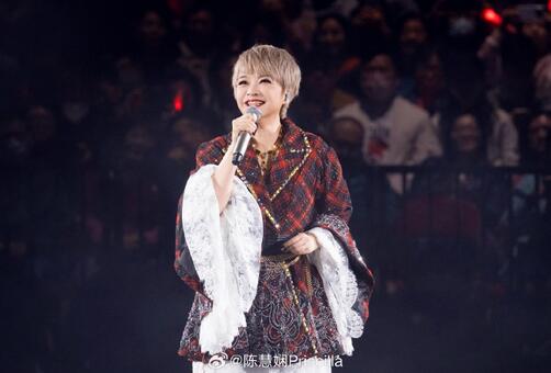 59岁陈慧娴演唱会摔倒 不忘自我调侃