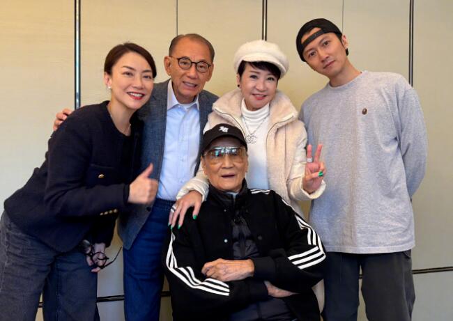 霍汶希晒与谢霆锋一家合影 谢贤和狄波拉罕见亮相