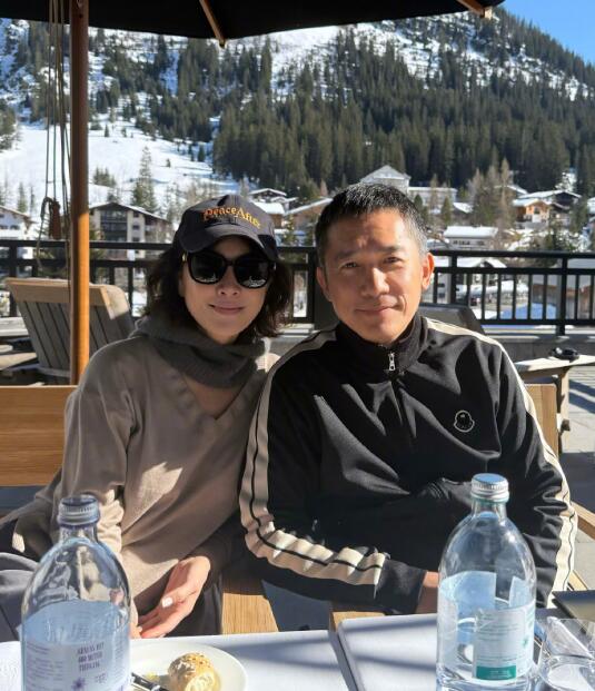 刘嘉玲晒与梁朝伟雪山合照 二人相伴30余年 恩爱依旧