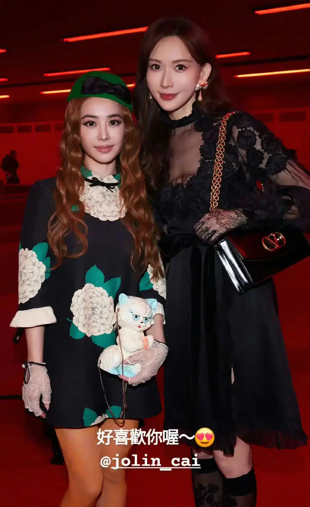 林志玲晒与蔡依林巴黎合照 大方表白：好喜欢你喔 