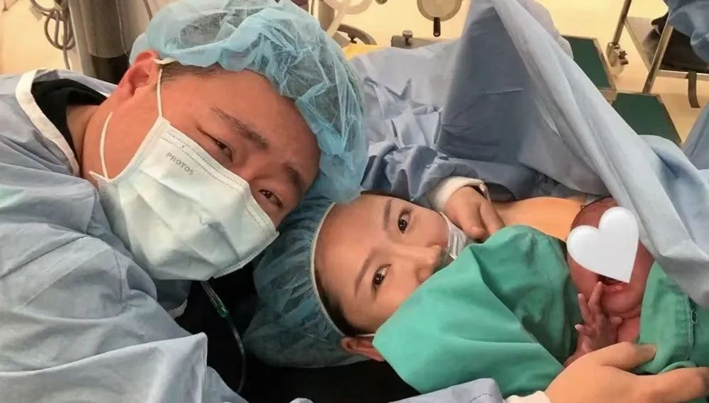 郝劭文官宣妻子生二胎 太太回应：很幸福