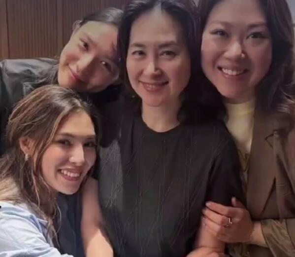 何超琼晒和三个干女儿聚餐照 状态好