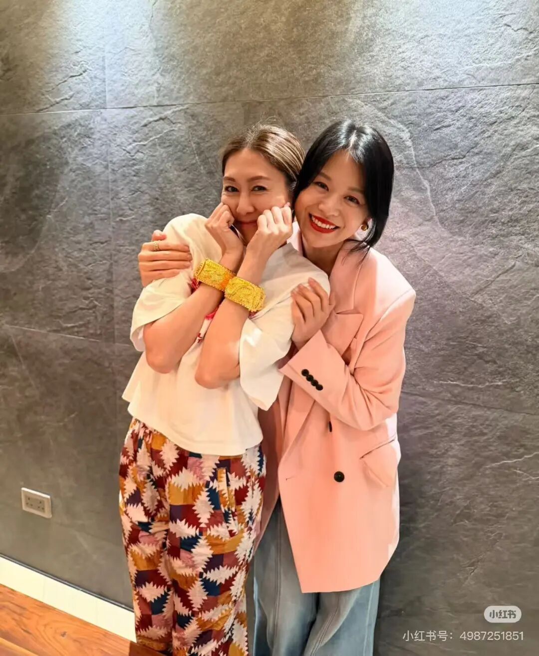 胡杏儿送胡定欣纯金龙凤镯当新婚贺礼 