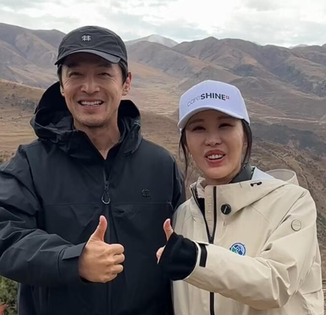 胡歌当田朴珺“爬山教练”  两人成功登顶4200米
